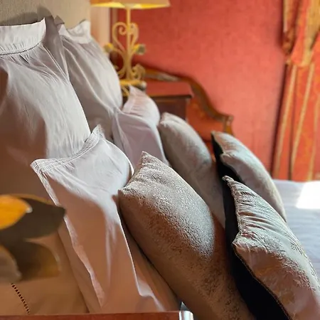 Couette-café Chateau Du Payre 3*